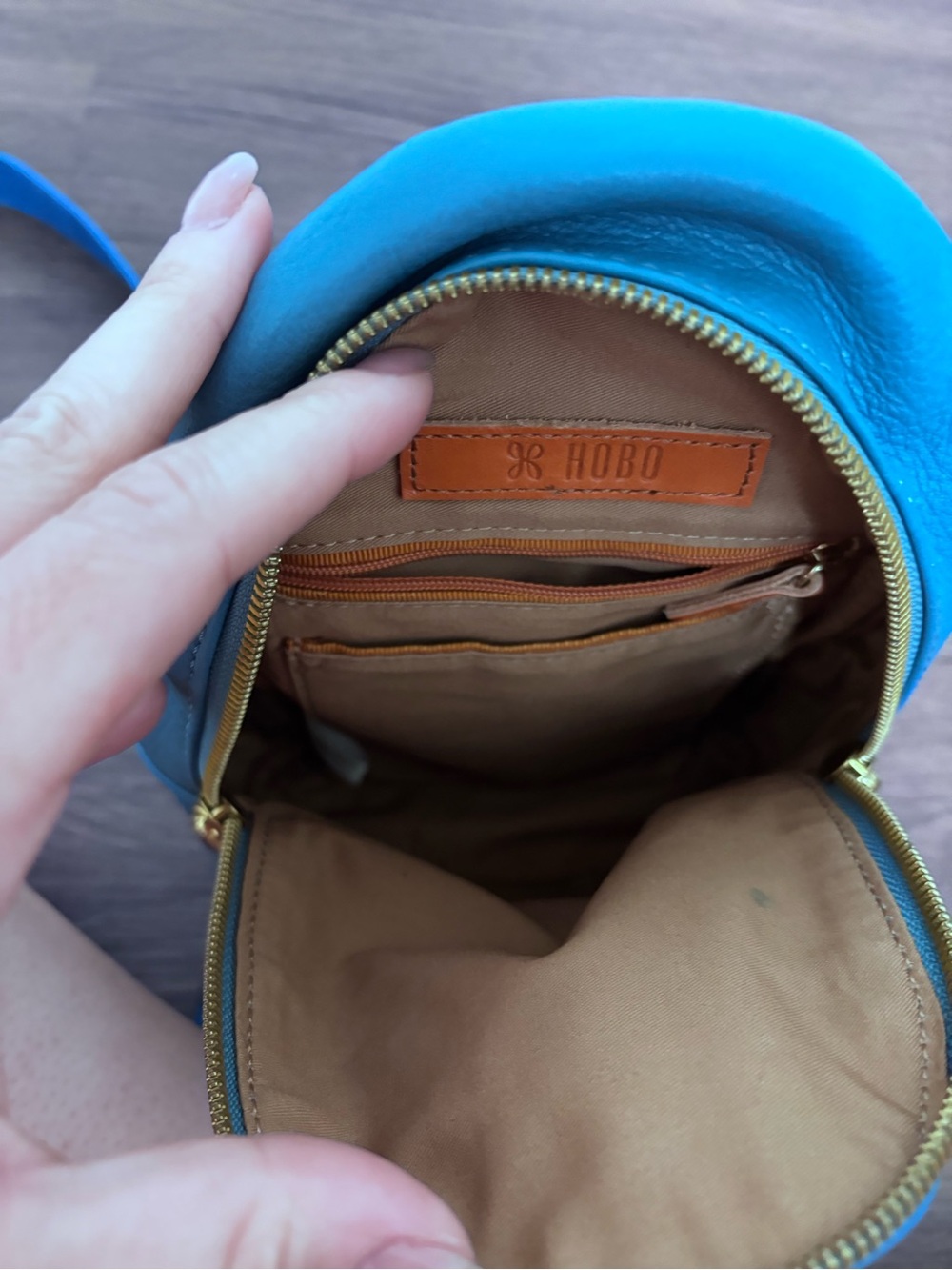 NWOT HOBO pebbled leather “Fern” sling bag in peacock blue - Picture 6 of 12